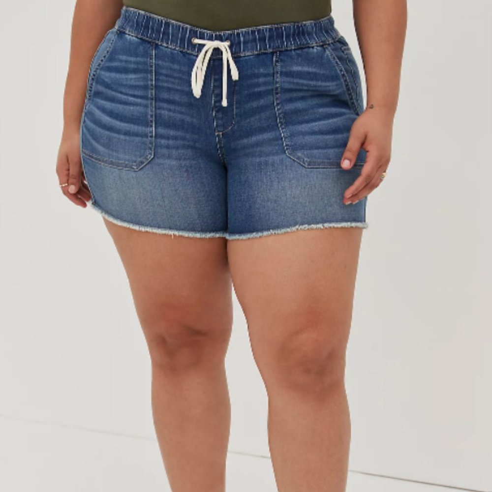 PULL-ON MID-RISE MIDI SHORT - SUPER SOFT MEDIUM WASH